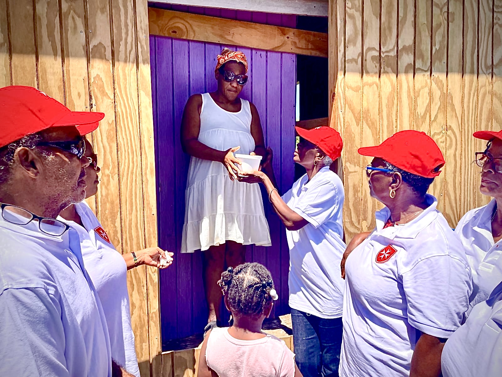 Volunteers from the Order of Malta are delivering meals to people in need.
