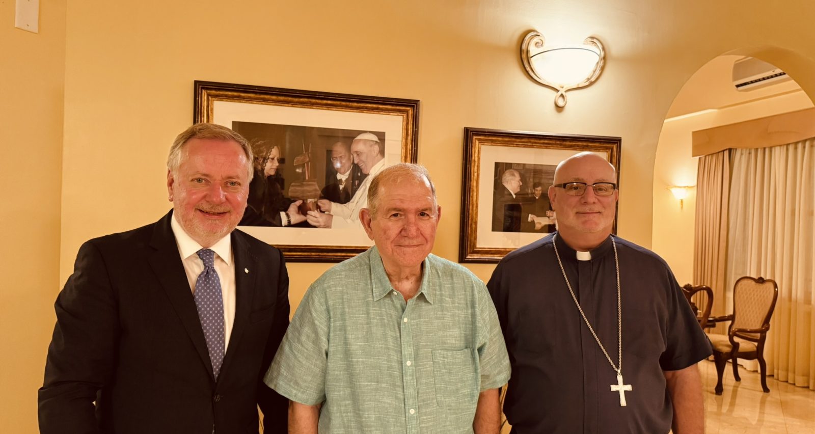 Meeting in Antigua between Ambassador Przemyslaw Häuser-Schöneich, the Ambassador of Antigua and Barbuda to the Holy See, and the bishop of the local diocese.