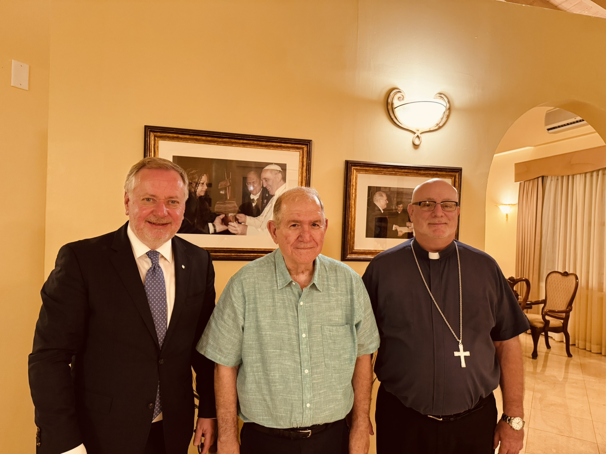 Meeting in Antigua between Ambassador Przemyslaw Häuser-Schöneich, the Ambassador of Antigua and Barbuda to the Holy See, and the bishop of the local diocese.